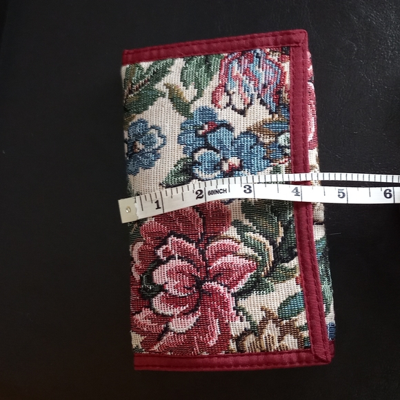 Vintage Floral Trifold Wallet with Coin purse and Key Chain - Picture 16 of 16